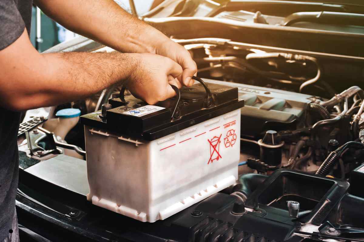 Como saber se a bateria do carro está descarregada: Sinais e testes essenciais